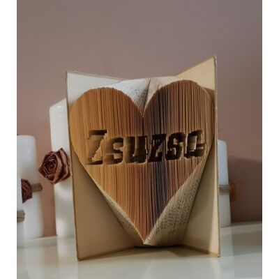 Névvel ellátott szív formájú könyvszobor