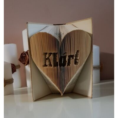 Névvel ellátott szív formájú könyvszobor